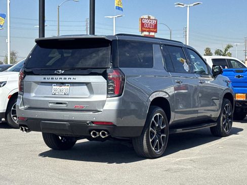 Used 2025 Chevrolet Suburban RST image 5