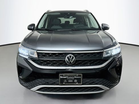 Used 2024 Volkswagen Taos SE FWD image 2