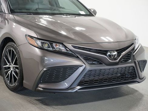 Used 2023 Toyota Camry SE image 4