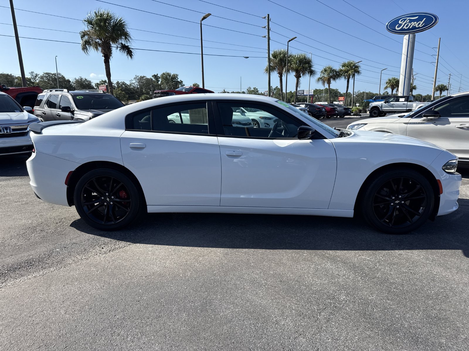Used 2018 Dodge Charger SXT w/ Blacktop Package RWD image 3