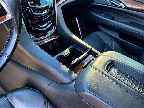Used 2019 Cadillac Escalade Luxury AWD/4WD image 18