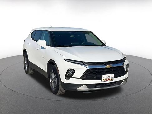 Used 2026 Chevrolet Blazer LT AWD/4WD image 3