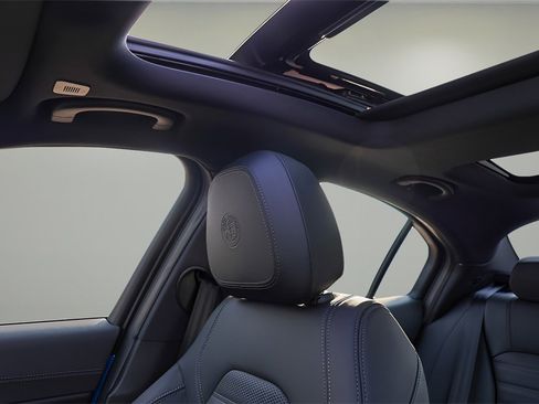 New 2025 Alfa Romeo Giulia Base image 18