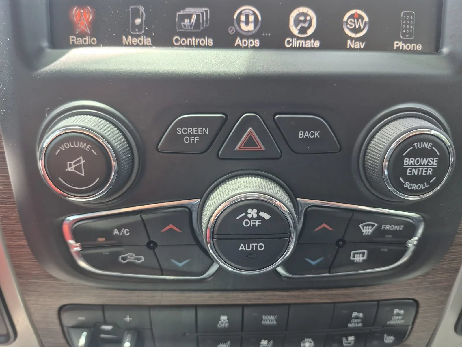 Used 2014 RAM 1500 Laramie RWD image 26