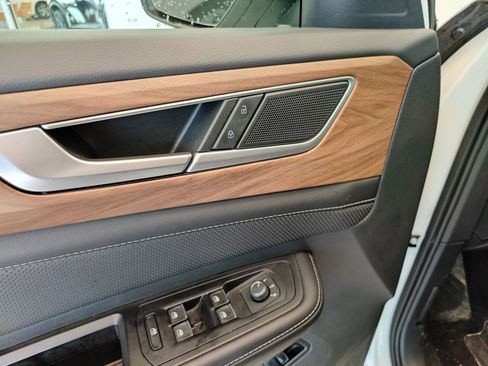 Used 2025 Volkswagen Atlas SE image 10