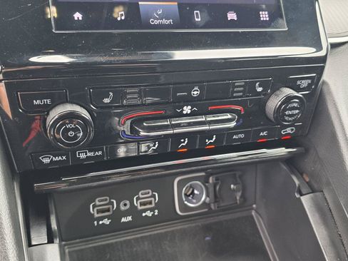 Certified 2025 Jeep Grand Cherokee Laredo X w/ Luxury Tech Group I AWD/4WD image 17