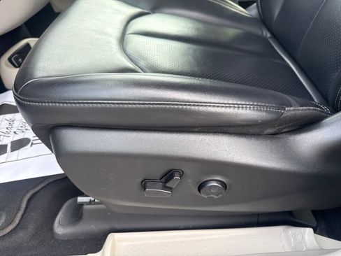 Used 2023 Chrysler Pacifica Touring-L FWD image 14