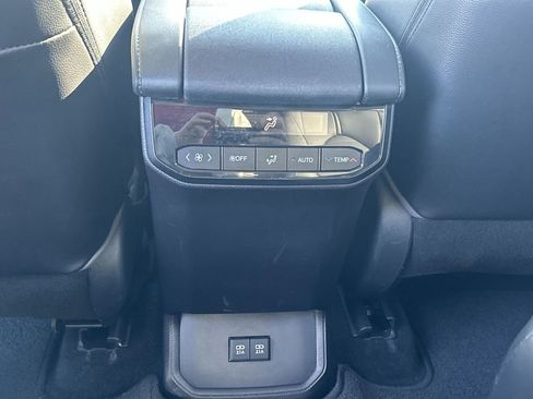 Used 2021 Toyota Highlander XLE image 21
