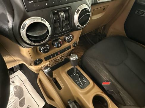 Used 2015 Jeep Wrangler Unlimited Sahara w/ Connectivity Group AWD/4WD image 25