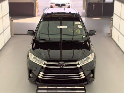 Used 2019 Toyota Highlander XLE w/ Carpet Mat Package (TMS) AWD/4WD image 3