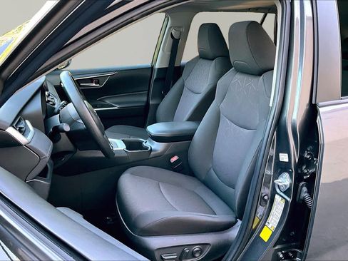 Used 2024 Toyota RAV4 XLE w/ Convenience Package FWD image 8