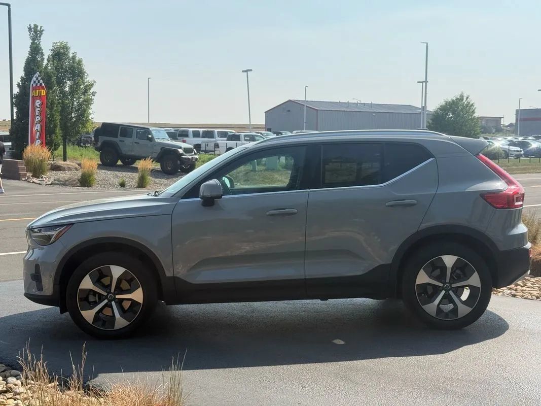 Used 2024 Volvo XC40 B5 Plus AWD/4WD image 49