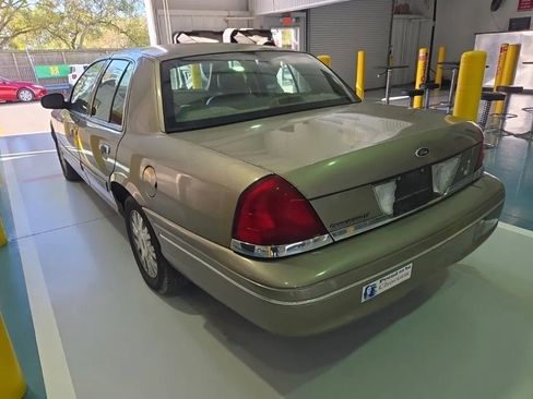 Used 2004 Ford Crown Victoria LX image 3
