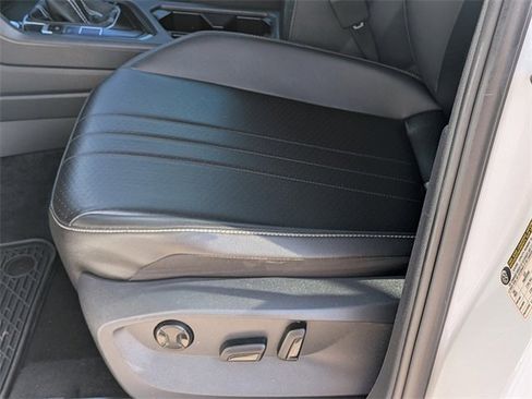 Certified 2022 Volkswagen Tiguan SE R-Line image 17