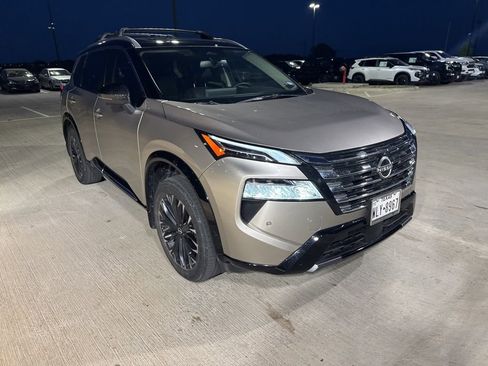 Used 2025 Nissan Rogue Platinum image 4