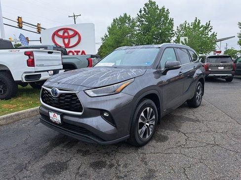 Used 2023 Toyota Highlander XLE AWD/4WD image 2