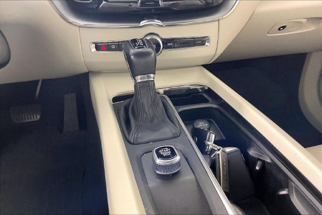 Used 2018 Volvo XC60 T5 Momentum AWD/4WD image 3