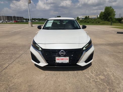 Used 2025 Nissan Altima 2.5 SV FWD image 11