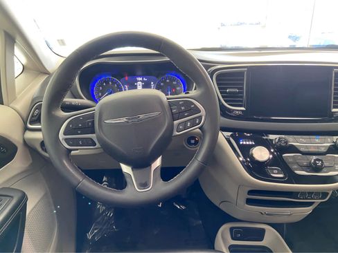Used 2024 Chrysler Pacifica Touring-L FWD image 23