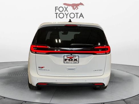 Used 2026 Chrysler Pacifica Limited FWD image 5