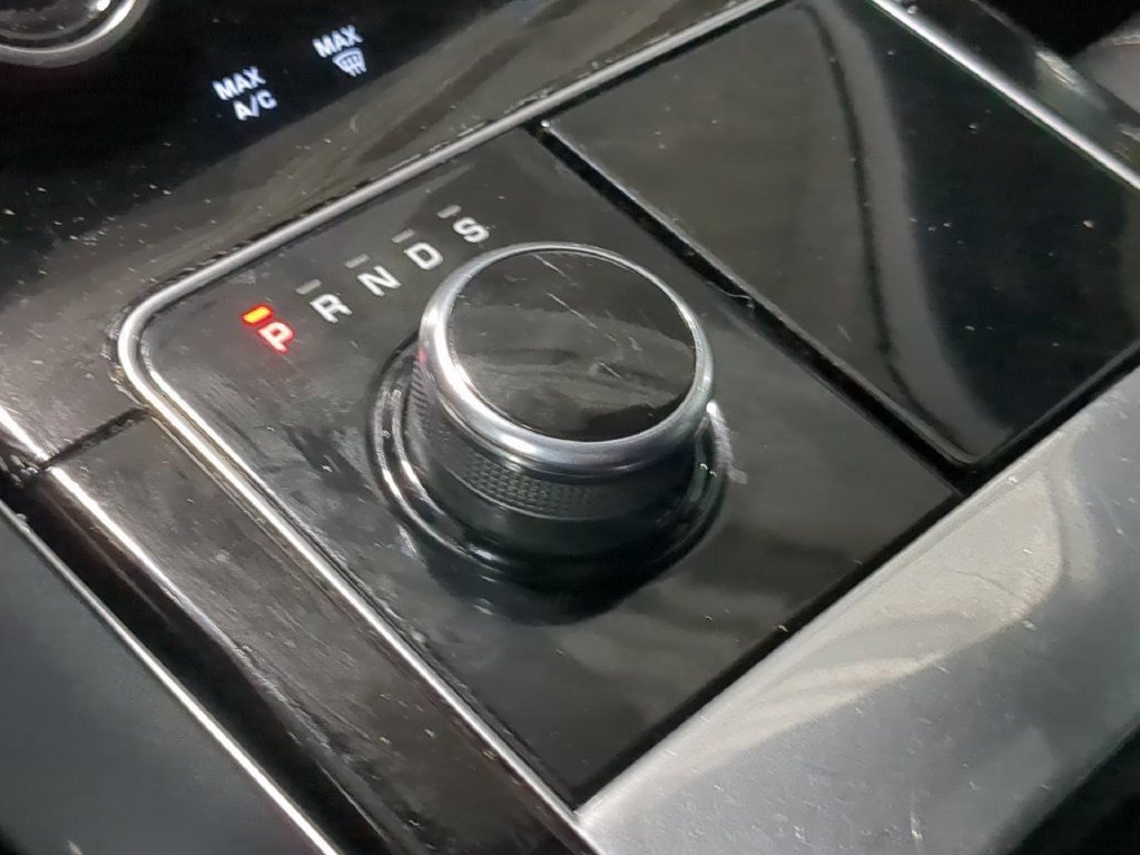 Used 2019 Land Rover Range Rover Velar R-Dynamic SE AWD/4WD image 36