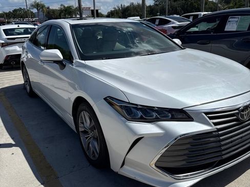 Used 2019 Toyota Avalon XLE w/ Moonroof Package FWD image 1