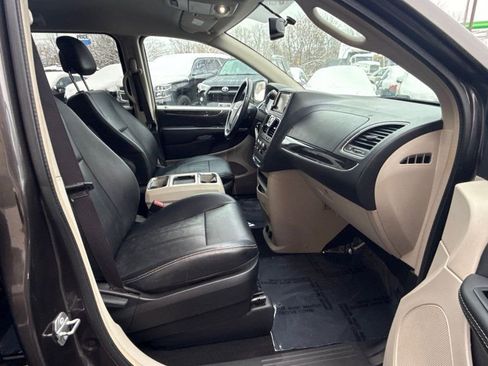 Used 2015 Chrysler Town & Country LX image 17