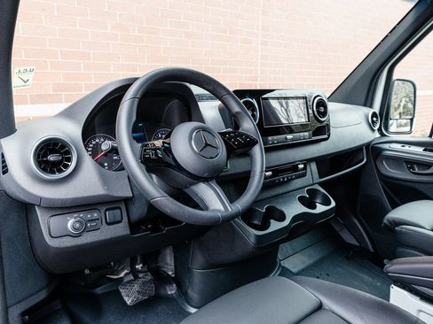 Used 2025 Mercedes-Benz Sprinter 2500 image 8