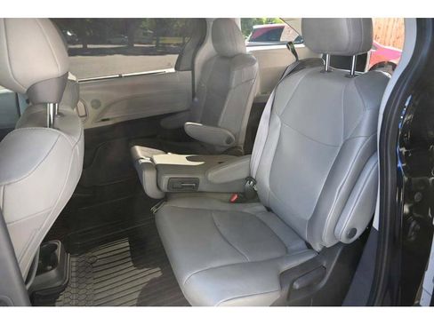 Used 2022 Toyota Sienna XLE image 26