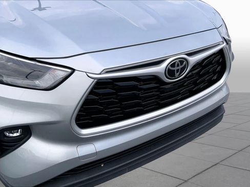 Used 2022 Toyota Highlander XLE FWD image 29