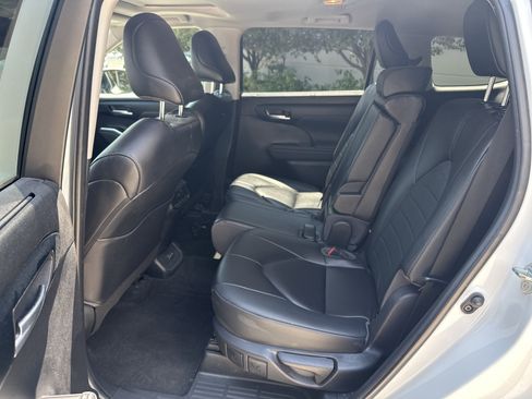 Used 2023 Toyota Highlander XLE AWD/4WD image 28