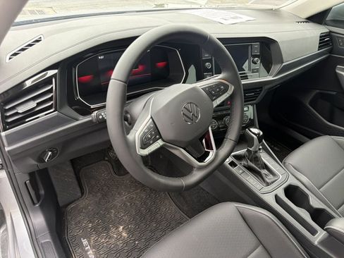 Used 2024 Volkswagen Jetta SE FWD image 9