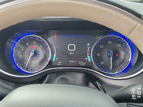 Used 2020 Chrysler Pacifica Limited image 25