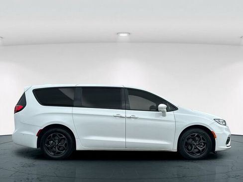Used 2022 Chrysler Pacifica Touring-L w/ Uconnect Theater Family Group FWD image 7