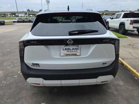 New 2026 Nissan Kicks SR FWD image 2
