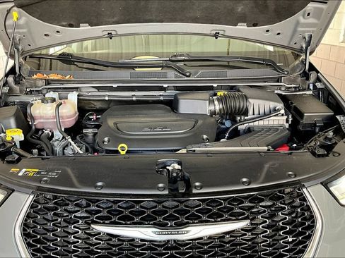 Used 2023 Chrysler Pacifica Touring-L FWD image 30