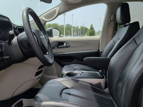 Used 2023 Chrysler Pacifica Touring-L FWD image 13