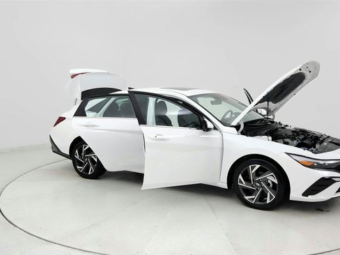 Used 2025 Hyundai Elantra SEL FWD image 12