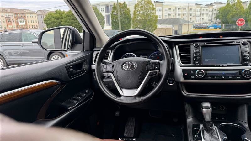 Used 2019 Toyota Highlander Limited AWD/4WD image 28