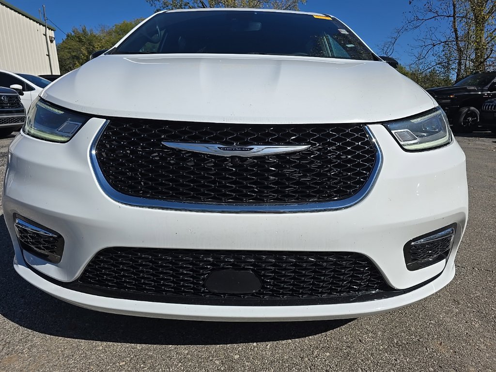 Used 2025 Chrysler Pacifica Select FWD image 13