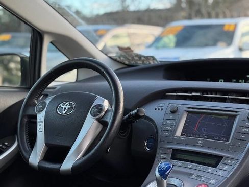 Used 2015 Toyota Prius Four image 3