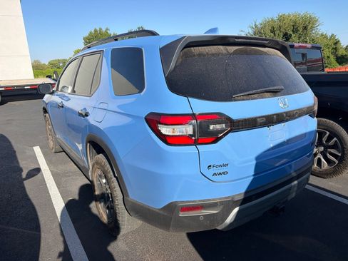 Used 2024 Honda Pilot TrailSport image 3