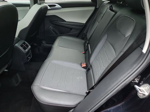 Used 2025 Volkswagen Taos SE w/ Panoramic Sunroof Package FWD image 13