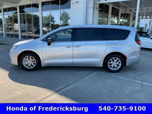 Used 2024 Chrysler Pacifica Touring-L FWD image 3