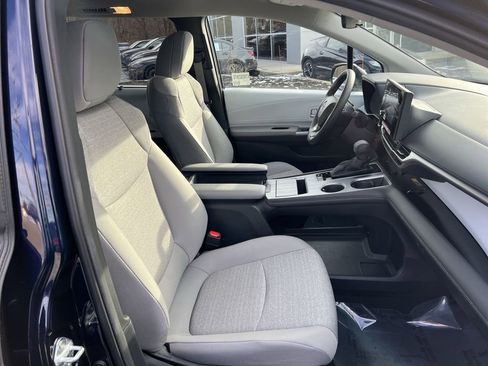 Used 2025 Toyota Sienna LE image 26