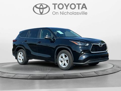 Used 2023 Toyota Highlander LE FWD image 7