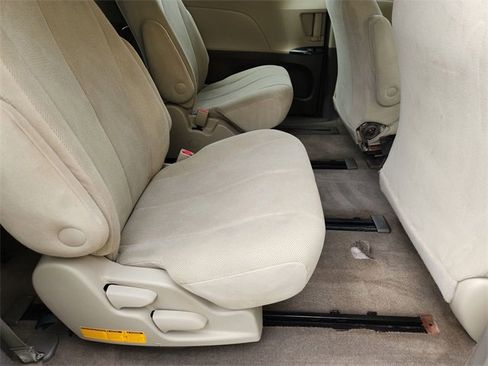 Used 2012 Toyota Sienna LE image 22