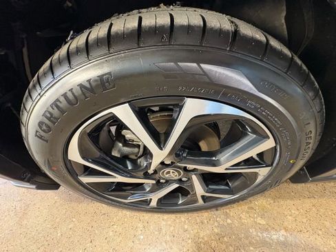 Used 2022 Toyota C-HR XLE image 11