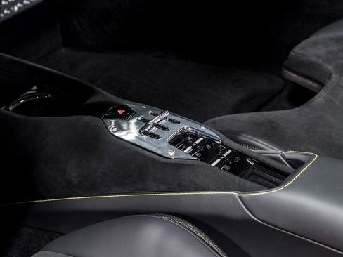 Used 2024 Ferrari SF90 Spider image 21