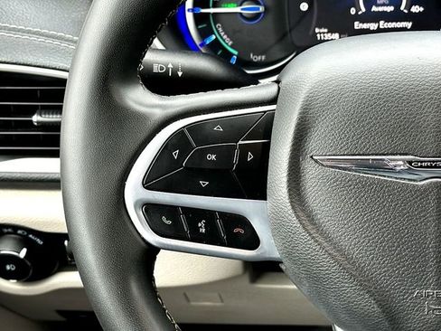 Used 2022 Chrysler Pacifica Touring-L w/ Uconnect Theater Family Group image 23